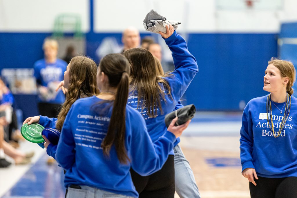 students throwing stuff into crowd