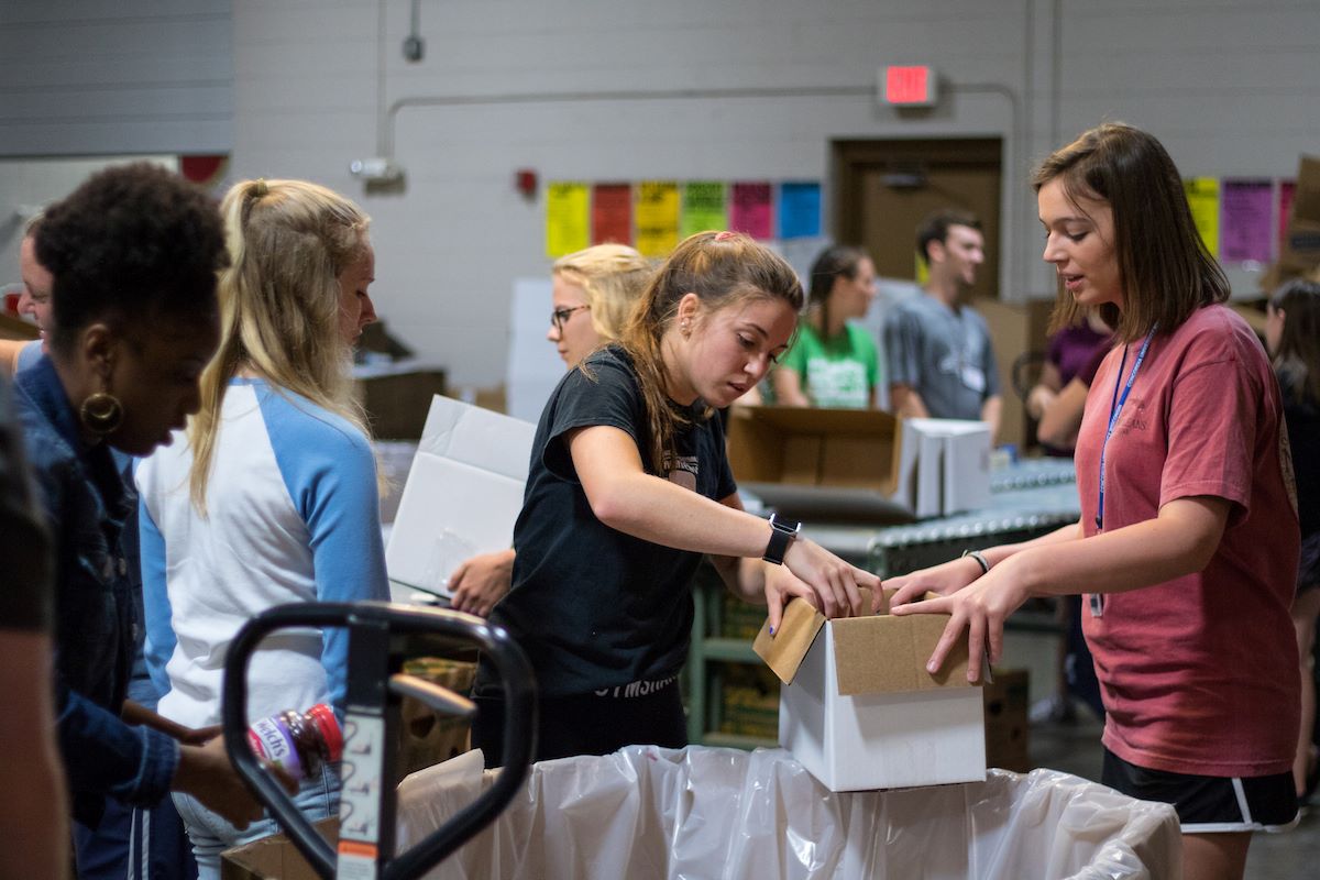 students doing volunteer work