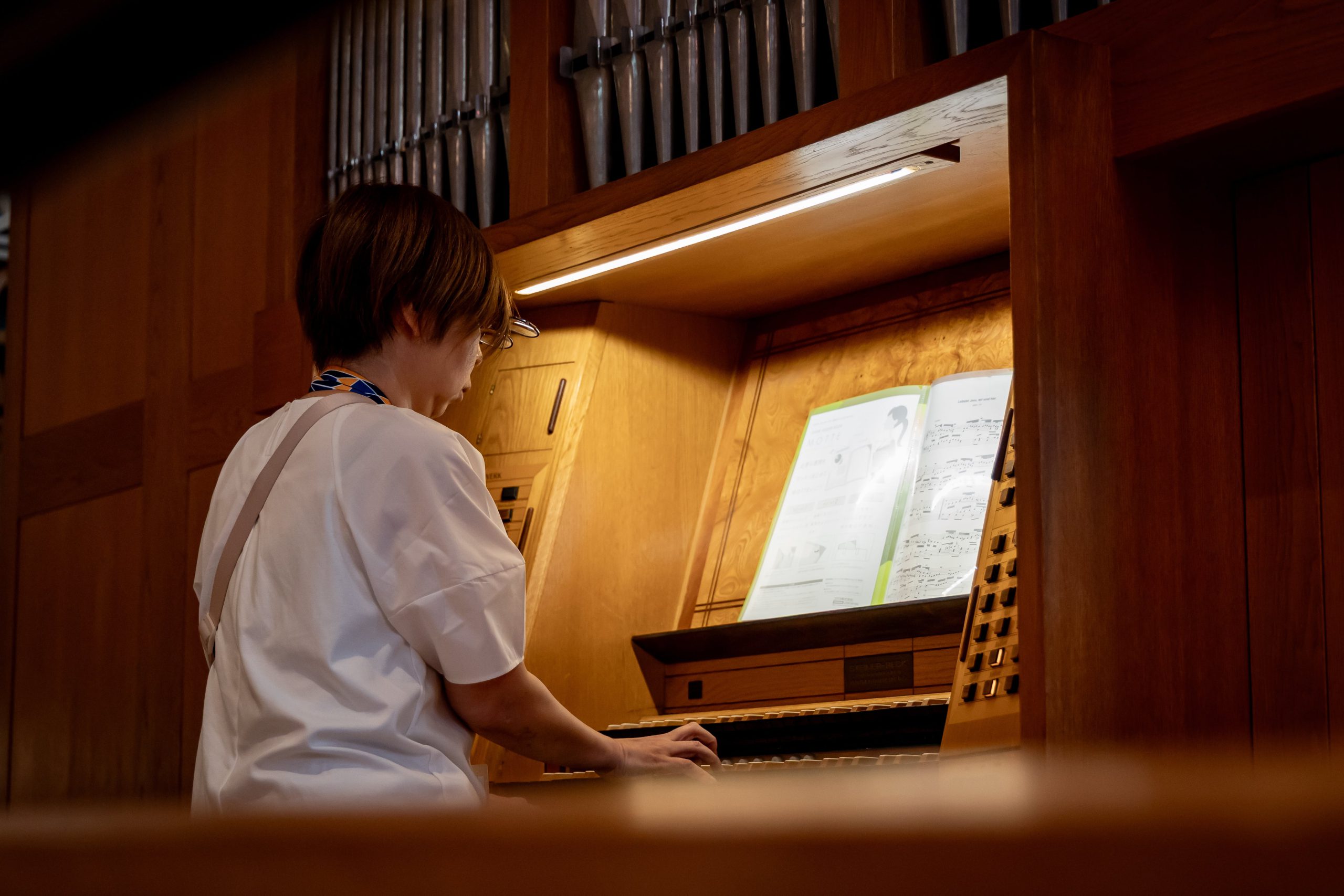 Yoriko Hasegawa, a Keiai professor and organist, was excited to play Concordia’s pipe organ when the group sang hymns in the chapel.